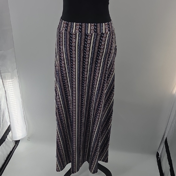 Striped Patterned Maxi Skirt - Picture 15 of 16